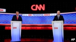 Ông Donald Trump và ông Joe Biden tranh luận ở Atlanta, Georgia, ngày 27/6/2024.