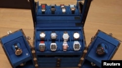 Những chiếc đồng hồ mà cảnh sát Singapore thu giữ được trong vụ tịch thu tài sản trị giá 1 tỷ đô la Singapore từ băng đảng rửa tiền người nước ngoài tại quốc đảo này.