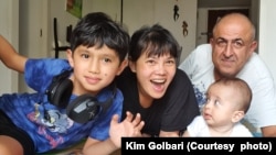 Chị Kim cùng chồng và con tại Tel Aviv, Israel.