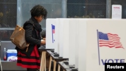 Một người phụ nữ bỏ phiếu tại một địa điểm bỏ phiếu khi Đảng Dân chủ và Đảng Cộng hòa tổ chức cuộc bầu cử tổng thống sơ bộ ở Michigan tại Detroit hôm 27/2.