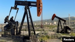 Các thiết bị hút dầu trên đất liên bang gần Fellows, bang California, Mỹ.