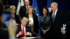 Tổng thống Hoa Kỳ Donald Trump ký một sắc lệnh hành pháp tại trụ sở An ninh Nội địa ở Washington, 25/1/2017.