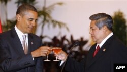 Tổng thống Barack Obama, trái, và Tổng thống Indonesia Susilo Bambang Yudhoyono trong bữa tiệc tối ở Jakarta, Indonesia, thứ Ba 9/11/2010
