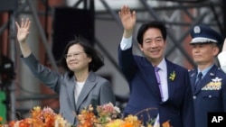 Tân Tổng thống Đài Loan Lại Thanh Đức (phải) và cựu Tổng thống Thái Anh Văn vẫy tay trong lễ nhậm chức của ông Lại ở Đài Bắc, Đài Loan, vào ngày 20/5/2024.