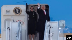 Tổng thống Donald Trump và Đệ nhất Phu nhân Melania vẫy tay chào đám đông trước khi đáp chuyên cơ của Tổng thống Mỹ lần cuối tại căn cứ không quân Andrews, Maryland, hôm thứ Tư 20/1/2021. (AP Photo/Luis M. Alvarez)