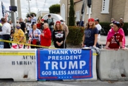 Các ủng hộ viên của TT Donald Trump tụ tập chờ đón ông tại West Palm Beach, bang Florida, Hoa Kỳ, ngày 20/1/2021. REUTERS/Marco Bello
