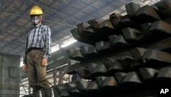 Một công nhân làm việc tại một nhà máy thép ở tỉnh Bắc Ninh của Việt Nam, cách Hà Nội 40km về phía bắc. Nhóm các nhà lập pháp của Ủy ban Thép tại Quốc hội Mỹ phản đối cấp quy chế kinh tế thị trường cho Việt Nam.