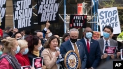 Dân biểu Meng và Thượng Nghị sĩ Schumer nói về dự luật chống nạn thù ghét người gốc Á hôm 19/4 ở New York.