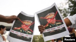 Biểu tình trước trụ sở Liên Hiệp Quốc tại Bangkok, chống quân đội đảo chính tại Miến Điện. Hình bị gạch chéo là tướng Min Aung Hlaing, Tổng Tư Lệnh Quân Đội Miến Điện.