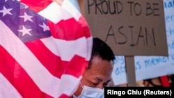 Người gốc Á giơ biểu ngữ "Tự hào là người gốc Á" trong một cuộc tuần hành chống lại tội ác thù hận tại Los Angeles, bang California, Hoa Kỳ vào ngày 27/3/2021.