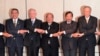 Các Bộ trưởng Quốc phòng (từ trái sang phải) Malaysia Hishammuddin Hussein, Mỹ James Mattis, Cố vấn An ninh Quốc gia Myanmar U Thaung Tun, Thứ trưởng Chính sách Quốc phòng Philippines, Tướng Ricardo David Jr. và Bộ trưởng Quốc phòng Singapore Ng Eng Hen nối vòng tay nhau tại diễn đàn an ninh và quốc phòng thường niên Shangri-La, ngày 4/6/2017. 