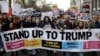 Người dân cầm biểu ngữ tham gia một cuộc biểu tình ở London, phản đối lệnh hạn chế du hành của Tổng thống Mỹ Donald Trump, 4/2/2017.