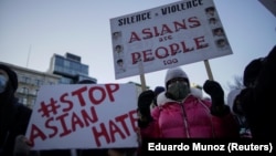 Đêm thắp nến tưởng niệm các nạn nhân của nạn thù ghét người gốc Á tại thành phố New York, ngày 19/3/2021. (REUTERS/Eduardo Munoz)