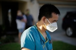TƯ LIỆU - Trong bức hình chụp ngày 23 tháng 7, 2020, bác sĩ Võ Tấn Tiền rời đi sau khi nói chuyện với một gia đình đang cách ly sau khi họ xét nghiệm dương tính với virus corona, ở Calexico, California.