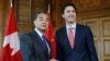 Thủ tướng Canada Justin Trudeau (phải) gặp Ngoại trưởng Trung Quốc Vương Nghị tại văn phòng riêng ở Ottawa, Ontario, Canada, 1/6/2016. 