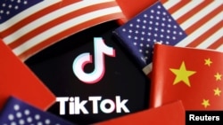 Logo TikTok và quốc kỳ Hoa Kỳ và Trung Quốc.