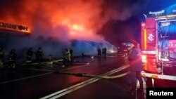 Nhân viên cứu hỏa nỗ lực dập tắt đám cháy tại một quán cà phê ở Kostroma, Nga, ngày 5 tháng 11 năm 2022. Ảnh do Bộ Tình trạng Khẩn cấp của Nga ở vùng Kostroma cung cấp.